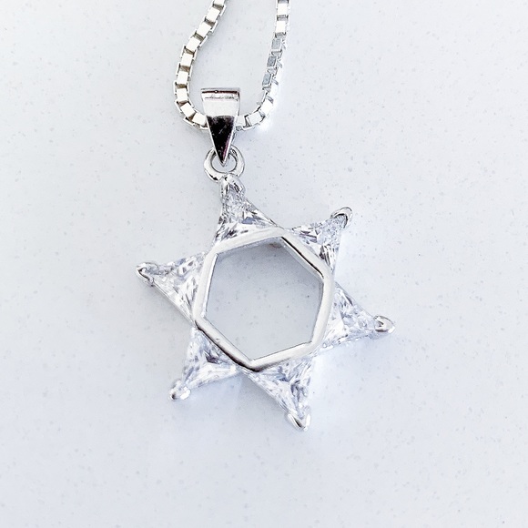 Jewelry - 😍 Beautiful Star of David Crystal Pendant